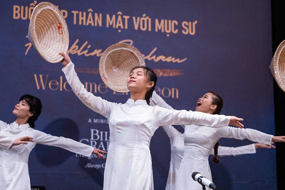 歡迎會上越南傳統舞蹈。（圖／翻攝自billygraham.org）